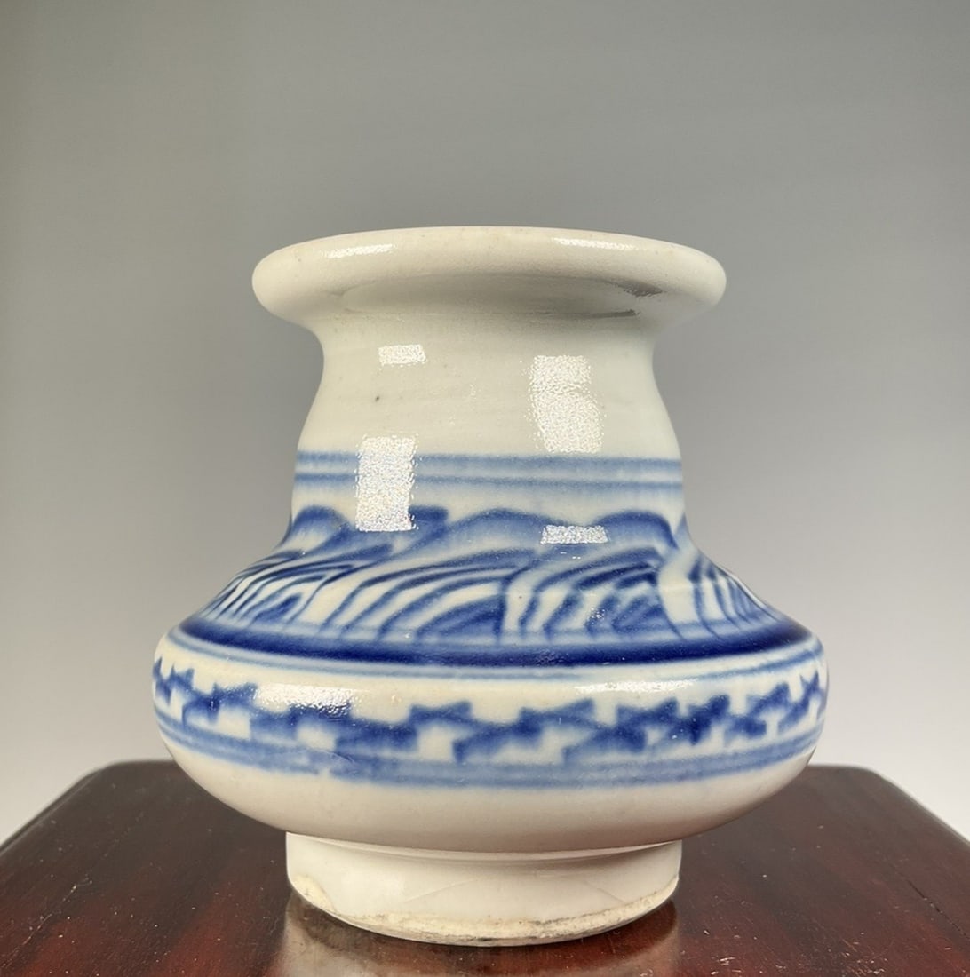 A fine mid-to-late Qing dynasty blue-and-white water basin: Mid to late Qing dynasty blue-and-white water basin SIZE: H:7cm W:7.5cm Outer D:5.5cm Inner D:3cm (The Dimensions Of All Batches Are Manually Measured.If You Need More Detailed Information, Please Con