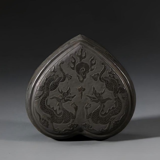 A beautiful Qing Dynasty Double Dragon Playing with a Pearl heart-shaped copper lid box ornament: Qing Dynasty Double Dragons Playing with a Pearl Heart-shaped Bronze Lidded Box Ornament SIZE: H:4cm L:12cm W:11cm (The Dimensions Of All Batches Are Manually Measured.If You Need More Detailed Inform
