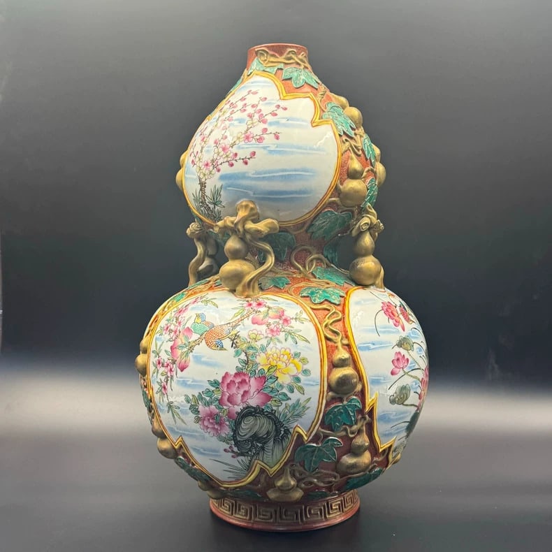 A beautiful Qing Dynasty famille rose gourd porcelain vase: Qing Dynasty famille rose gourd porcelain vase SIZE: H:38cm (The Dimensions Of All Batches Are Manually Measured.If You Need More Detailed Information, Please Contact Our Customer Service Before Biddi