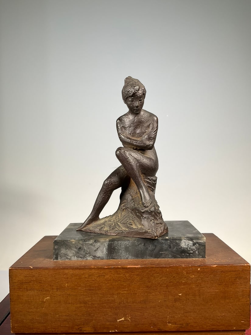 A beautiful piece by Japanese master bronze carver Mitsutsune Miyamoto: Beautiful Woman: Works by Japanese medieval bronze carving master Miyamoto Mitsutsune: Beautiful woman SIZE: Overall H: 22cm W: 19cm Bronze engraving H: 14cm W: 9cm W: 543g (The Dimensions Of All Batches Are Manually 