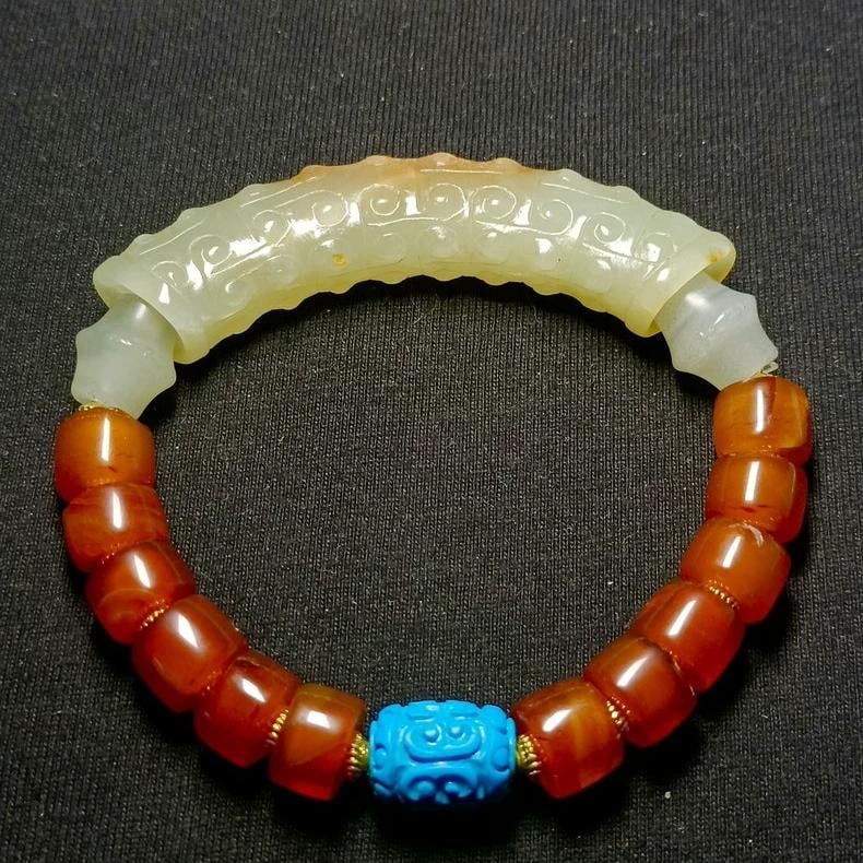 A beautiful Warring States period ancient jade hooked valley pattern curved tube bead: Warring States period ancient jade hooked valley pattern curved tube beads SIZE: 7.2x1.4 cm 1x0.7 cm W:44g (The Dimensions Of All Batches Are Manually Measured.If You Need More Detailed Information, P