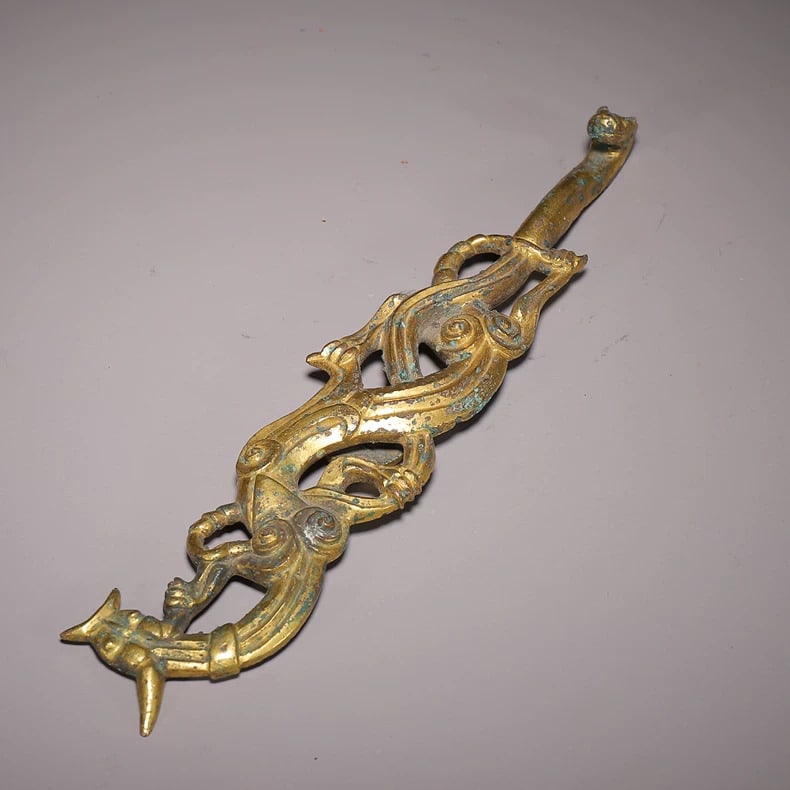 A fine Han Dynasty gilded bronze belt hook: Han dynasty bronze gilt belt hook SIZE: L:21cm W:4cm (The Dimensions Of All Batches Are Manually Measured.If You Need More Detailed Information, Please Contact Our Customer Service Before Bidding.)