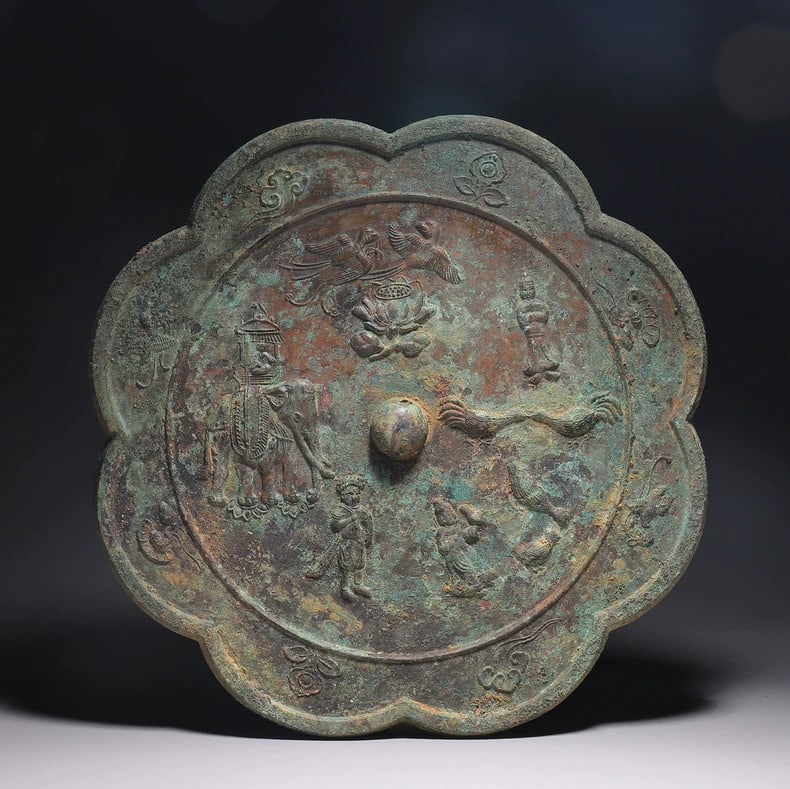 A beautiful Ming dynasty bronze mirror: Ming dynasty bronze mirror SIZE: D:39cm (The Dimensions Of All Batches Are Manually Measured.If You Need More Detailed Information, Please Contact Our Customer Service Before Bidding.)