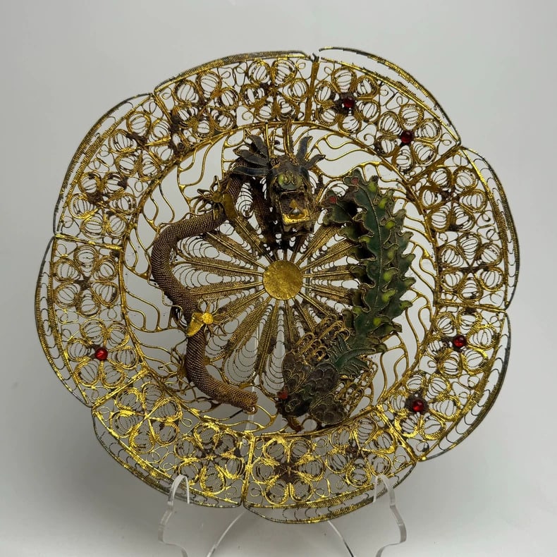 A beautiful Qing Dynasty gilded bronze dragon-shaped copper wire inlaid with rubies: Qing Dynasty gilded dragon-shaped copper wire inlaid with ruby ornaments SIZE: D:20cm (The Dimensions Of All Batches Are Manually Measured.If You Need More Detailed Information, Please Contact Our Cus