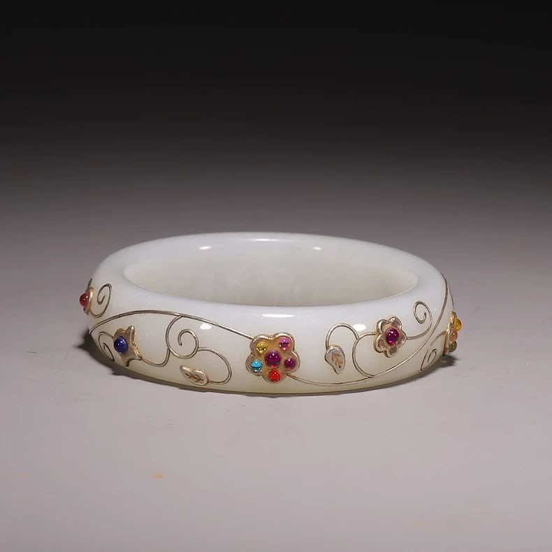 A beautiful Qing Dynasty white jade inlaid bracelet: Qing Dynasty white jade inlaid bracelets SIZE: D: 8cm Inner diameter: 6cm W: 88.3g (The Dimensions Of All Batches Are Manually Measured.If You Need More Detailed Information, Please Contact Our Custom