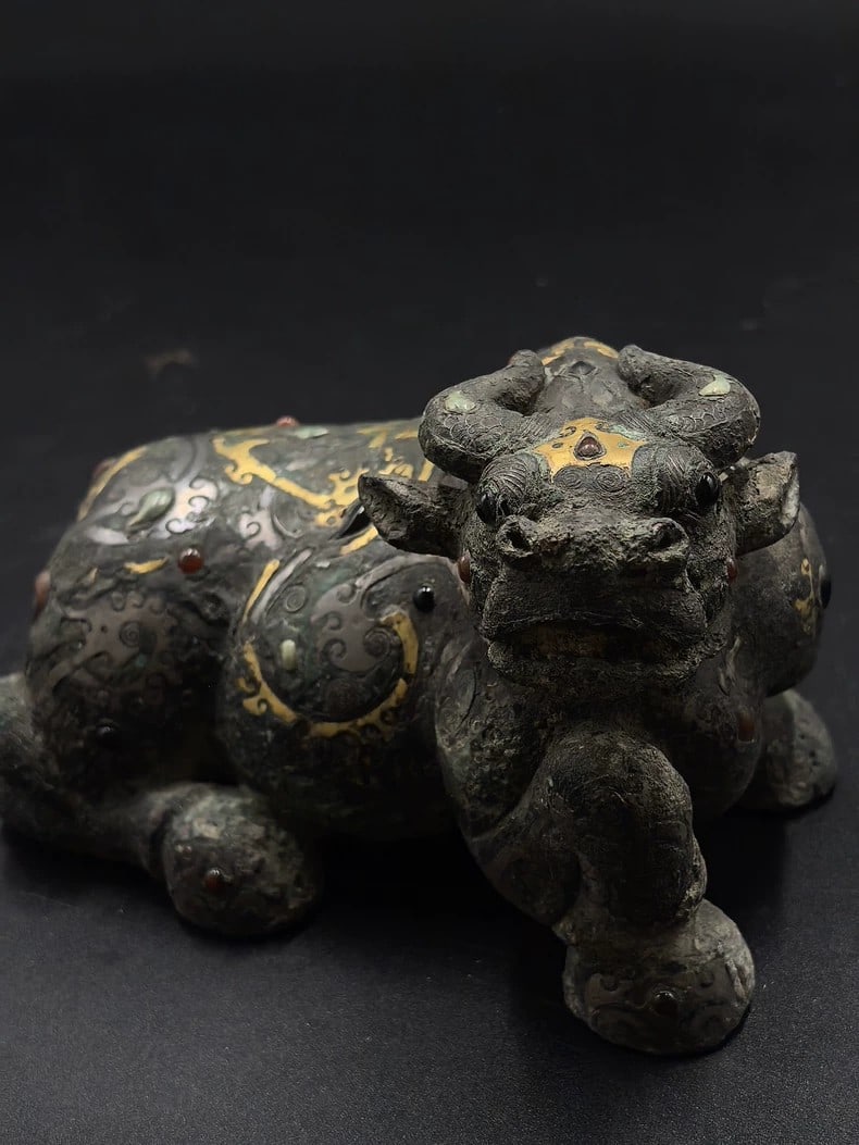 A fine Han Dynasty bronze ornament inlaid with gold and silver reclining oxen: Han Dynasty bronze gold and silver inlaid ox ornament SIZE: Approximately 16cm (The Dimensions Of All Batches Are Manually Measured.If You Need More Detailed Information, Please Contact Our Customer S
