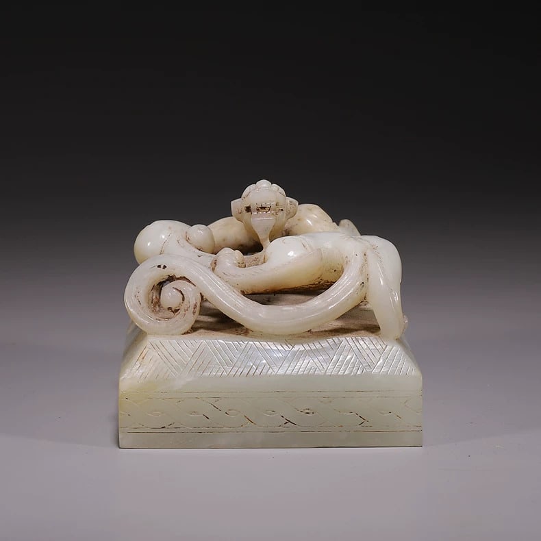 A fine Han Dynasty white jade seal: Han dynasty white jade seal SIZE: L:8cm H:6.5cm W:600g (The Dimensions Of All Batches Are Manually Measured.If You Need More Detailed Information, Please Contact Our Customer Service Before Bidding.)