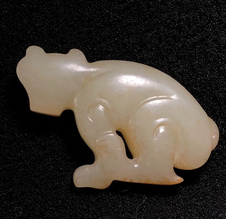 A delicate Han Dynasty jade beast - 2