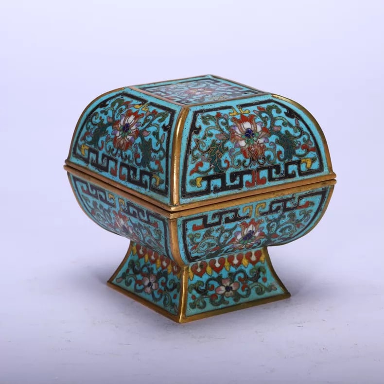 A fine Qing Dynasty gilt cloisonne enamel high-angle square box with entwined lotus lotus patterns: Qing Dynasty copper gilt cloisore enamel entwined lotus pattern high-angle square box SIZE: H: 9.5cm L: W: Both 9cm (The Dimensions Of All Batches Are Manually Measured.If You Need More Detailed Infor