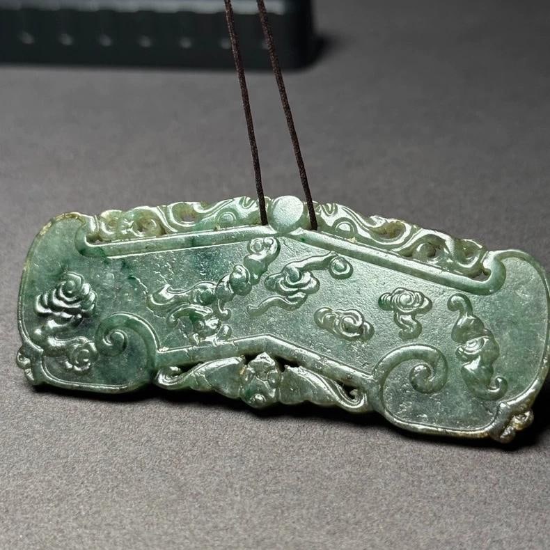 A beautiful Qing Dynasty jade pendant: Qing Dynasty jadeite pendant SIZE: 8.3x3.2x0.4cm (The Dimensions Of All Batches Are Manually Measured.If You Need More Detailed Information, Please Contact Our Customer Service Before Bidding.)