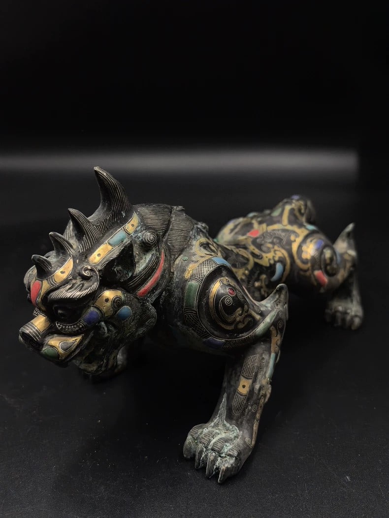A beautiful Han Dynasty ornament inlaid with gold and silver inlaid with divine beasts: Han dynasty gold and silver inlaid divine beast ornaments SIZE: Approximately 17cm (The Dimensions Of All Batches Are Manually Measured.If You Need More Detailed Information, Please Contact Our Custom