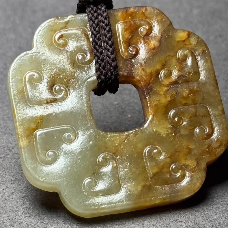 A beautiful Qing Dynasty jade wall pendant: A Qing Dynasty jade bi pendant SIZE: 3.9x3.9x0.4cm (The Dimensions Of All Batches Are Manually Measured.If You Need More Detailed Information, Please Contact Our Customer Service Before Bidding.)