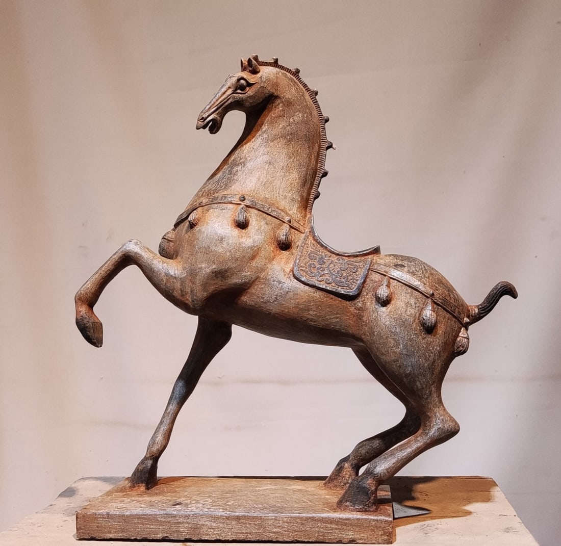 A finely crafted Tang Dynasty bluestone galloping horse: Tang Dynasty bluestone galloping horse SIZE: H:37cm L:34cm W:12cm (The Dimensions Of All Batches Are Manually Measured.If You Need More Detailed Information, Please Contact Our Customer Service