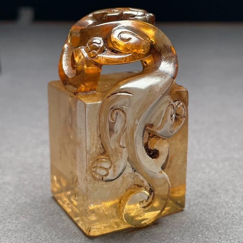 A fine Tang Dynasty crystal high-relief chi dragon seal: Tang Dynasty crystal high-relief chi dragon seal SIZE: 5.7x3.1x.35cm (The Dimensions Of All Batches Are Manually Measured.If You Need More Detailed Information, Please Contact Our Customer Service