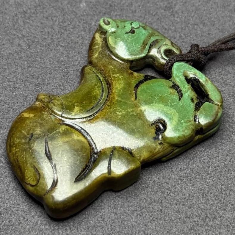 A beautiful Qing Dynasty turquoise pendant: Qing Dynasty turquoise pendant SIZE: 4.9x0.8x3.8cm (The Dimensions Of All Batches Are Manually Measured.If You Need More Detailed Information, Please Contact Our Customer Service Before Bidding.)