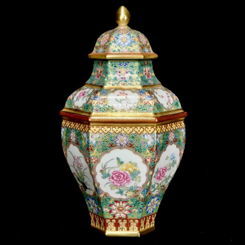 A beautiful Qing Dynasty Qianlong enamel floral jar: Qing Dynasty Qianlong enamel floral jar SIZE: 24.5x12cm (The Dimensions Of All Batches Are Manually Measured.If You Need More Detailed Information, Please Contact Our Customer Service Before Bidding.)