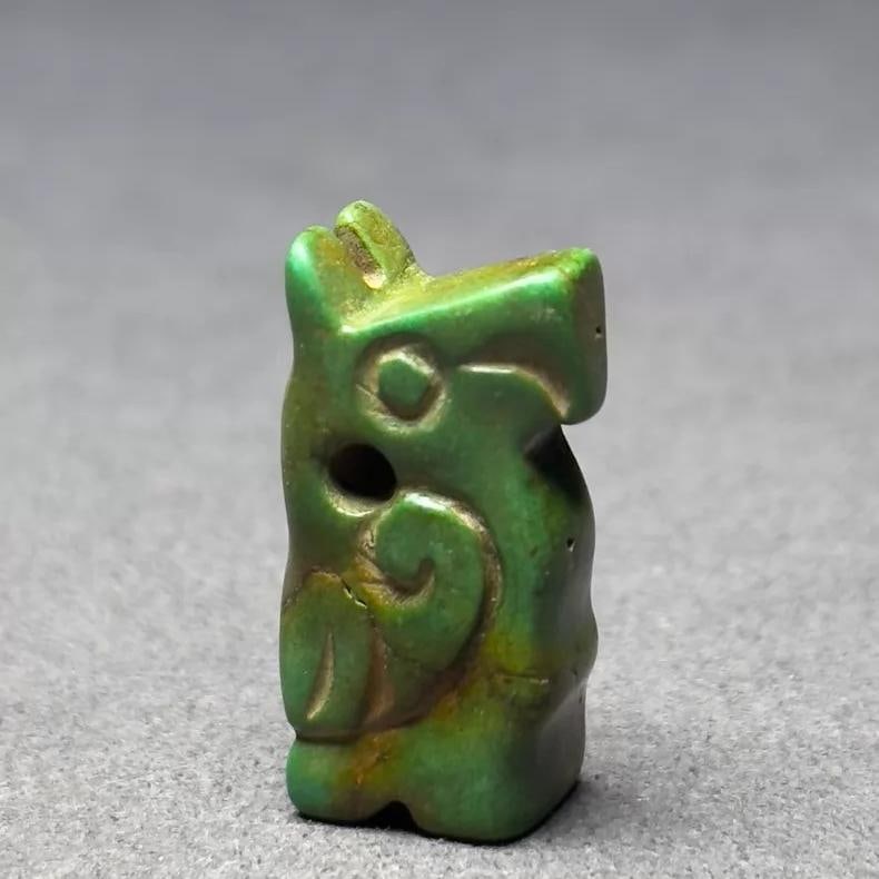 A beautiful Han Dynasty turquoise pendant: Han Dynasty turquoise pendant SIZE: 2.5x1.3x0.8cm (The Dimensions Of All Batches Are Manually Measured.If You Need More Detailed Information, Please Contact Our Customer Service Before Bidding.)