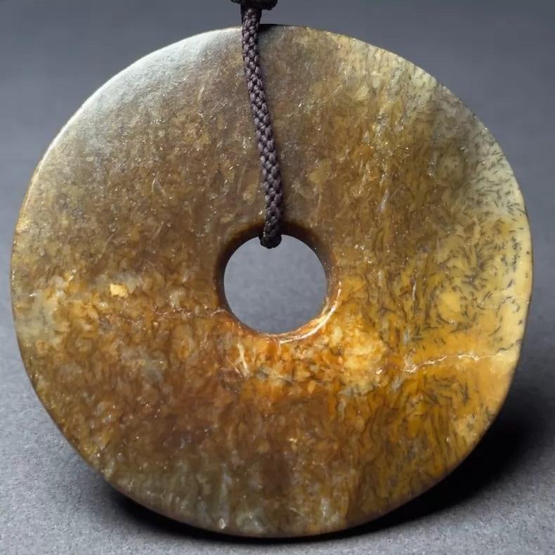 A beautiful Han Dynasty jade wall plain wall ping safety pendant: Han dynasty jade wall plain wall ping safety pendant SIZE: 6.0x0.4cm (The Dimensions Of All Batches Are Manually Measured.If You Need More Detailed Information, Please Contact Our Customer Service
