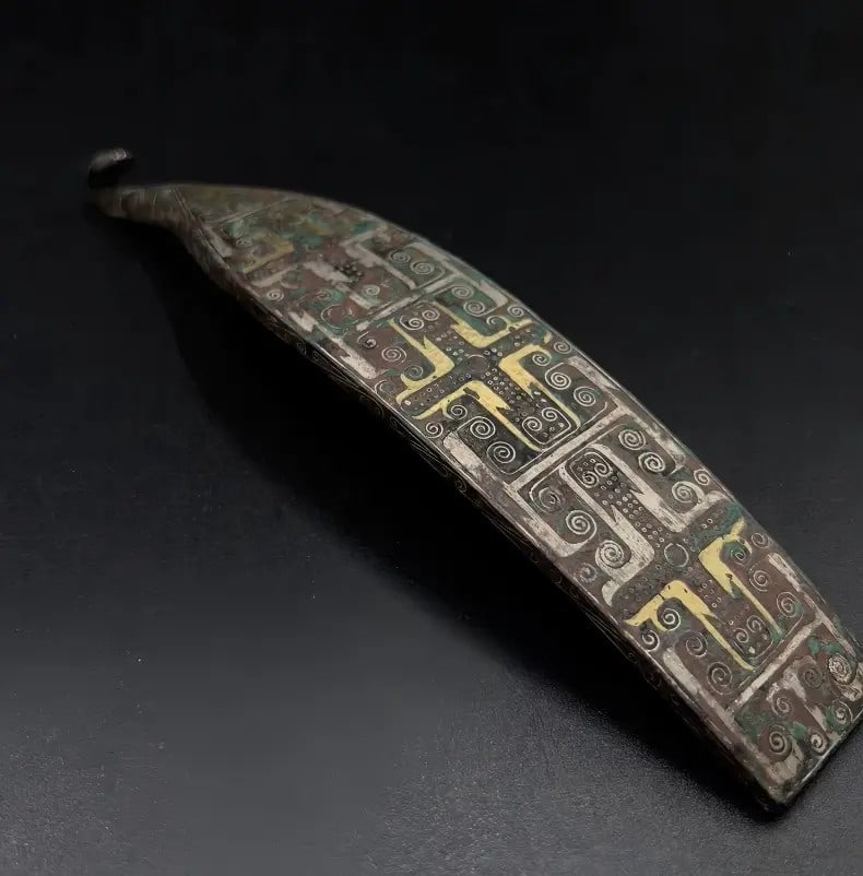 A fine Han Dynasty gold and silver inlaid belt hook: The Han dynasty inlaid gold and silver belt hooks SIZE: L: Approximately 12cm (The Dimensions Of All Batches Are Manually Measured.If You Need More Detailed Information, Please Contact Our Customer