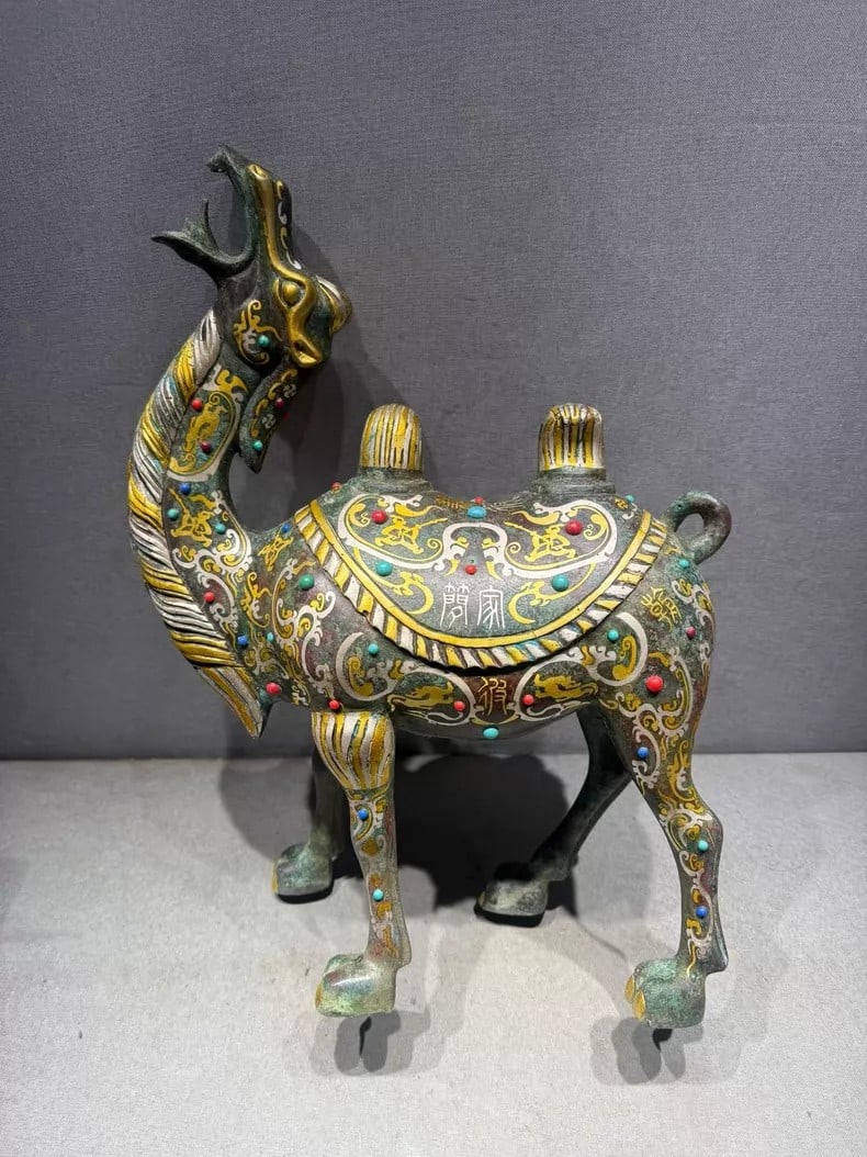 A fine Han Dynasty bronze inlaid inlaid deer-shaped incense burner: Han dynasty bronze inlaid with gold and silver, deer-shaped incense burner SIZE: H: approx. 30cm W: approx. 20cm (The Dimensions Of All Batches Are Manually Measured.If You Need More Detailed Informat