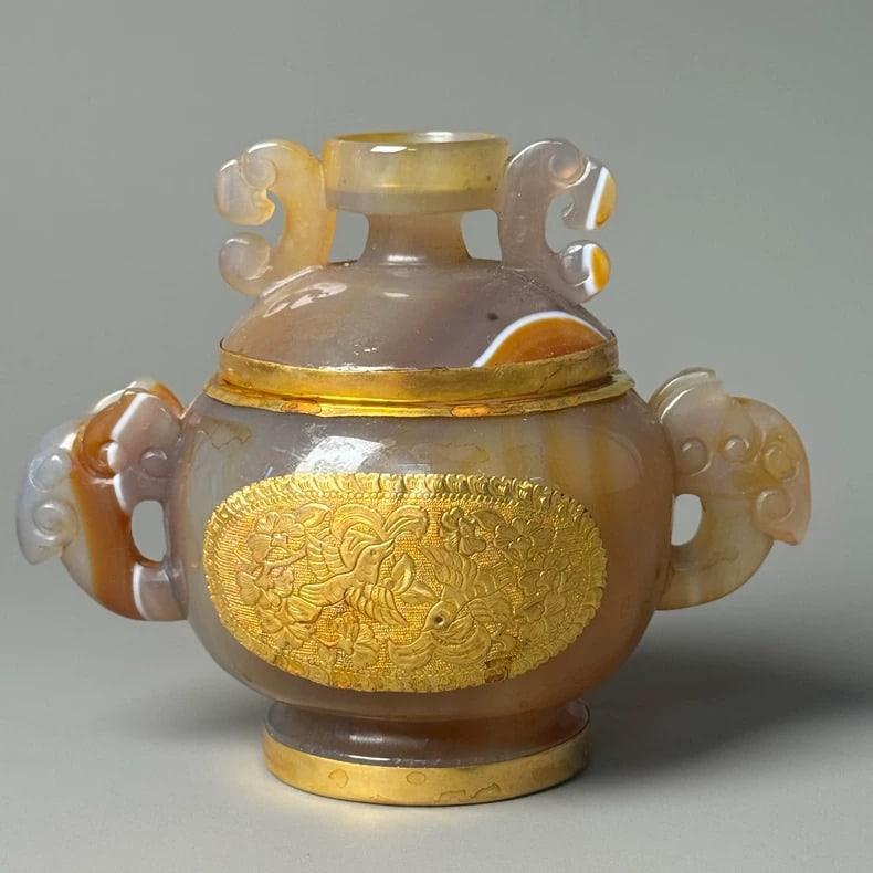 A beautiful Qing Dynasty gold-inlaid agate incense burner: A Qing Dynasty gold-inlaid agate incense burner SIZE: H:10.4cm L:12.5cm (The Dimensions Of All Batches Are Manually Measured.If You Need More Detailed Information, Please Contact Our Customer Service 