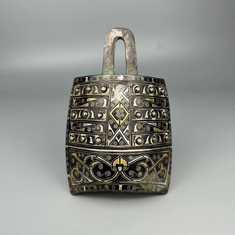 A fine Han dynasty bronze inlaid gold and silver chime bells: Han dynasty bronze inlaid gold and silver chime bells SIZE: L:11cm W:8cm H:16.5cm (The Dimensions Of All Batches Are Manually Measured.If You Need More Detailed Information, Please Contact Our Custome