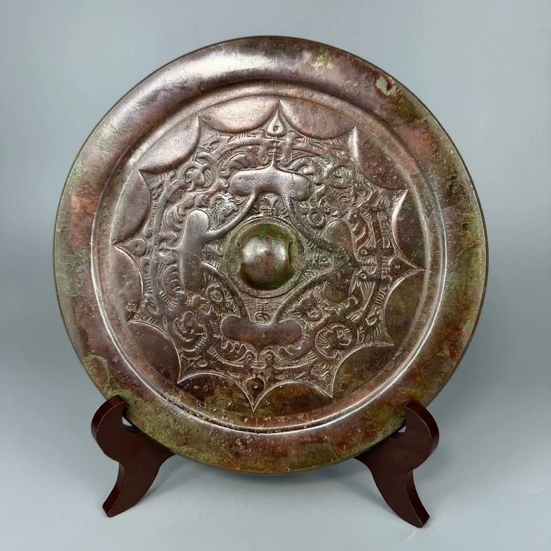 A fine Han Dynasty bronze tall tin beast-patterned mirror: Han dynasty bronze tall tin beast-patterned mirror SIZE: D:20.6cm (The Dimensions Of All Batches Are Manually Measured.If You Need More Detailed Information, Please Contact Our Customer Service Before