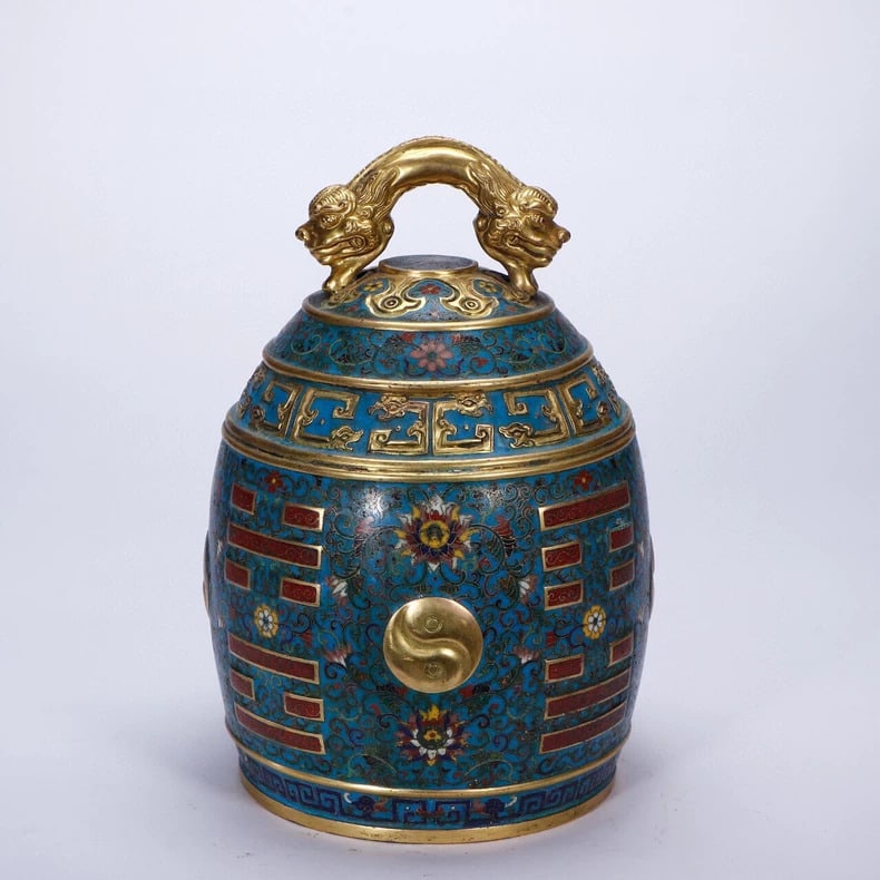 A beautiful Qing Dynasty cloisonne chime bell: Qing dynasty cloisonne chime bells SIZE: D:17cm H:25cm (The Dimensions Of All Batches Are Manually Measured.If You Need More Detailed Information, Please Contact Our Customer Service Before Bidding.)