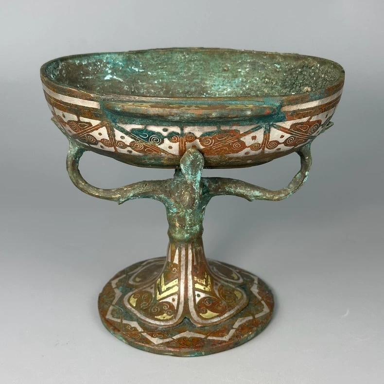 A fine Han Dynasty bronze cup inlaid with gold and silver feathers: Han dynasty bronze vessels with gold and silver inlaid feathered mourning cups SIZE: L:15cm W:12.7cm H:13.5cm (The Dimensions Of All Batches Are Manually Measured.If You Need More Detailed Information