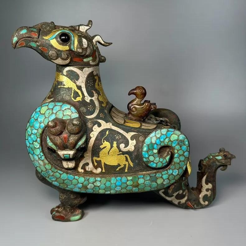 A fine Han dynasty bronze vessel inlaid with gold and silver birds: Han dynasty bronze vessels inlaid with gold and silver bird vessels SIZE: L:29cm W:15.5cm H:27cm (The Dimensions Of All Batches Are Manually Measured.If You Need More Detailed Information, Please Cont