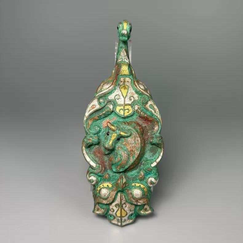 A fine Han Dynasty bronze hook with gold and silver inlaid with a bull and eagle head: Han dynasty bronze inlaid with gold and silver, eagle head hook SIZE: L:17cm W:6.5cm (The Dimensions Of All Batches Are Manually Measured.If You Need More Detailed Information, Please Contact Our Cust