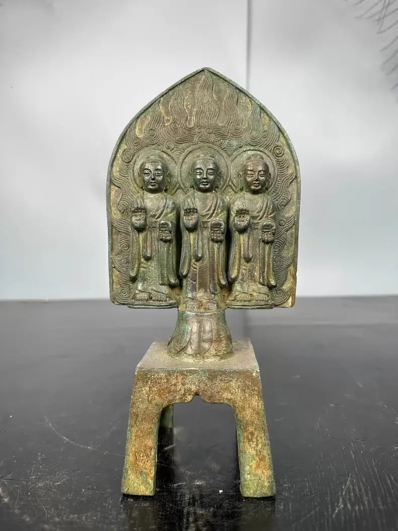 A fine Qing Dynasty bronze triple-linked Buddha ornament: Qing Dynasty bronze triple-linked Buddha ornament SIZE: H:24cm W:1.6kg (The Dimensions Of All Batches Are Manually Measured.If You Need More Detailed Information, Please Contact Our Customer Service B
