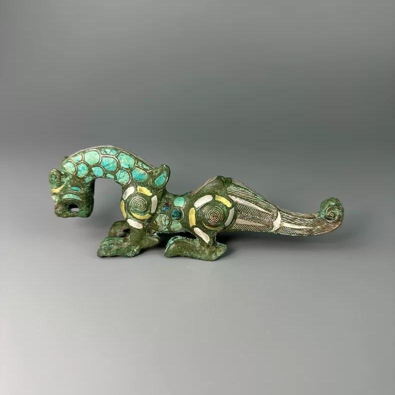 A fine Han dynasty bronze vessel inlaid with gold and silver tiger beasts: Han dynasty bronze vessels inlaid with gold and silver tiger beasts SIZE: L:14.7cm W:2.5cm H:5.5cm (The Dimensions Of All Batches Are Manually Measured.If You Need More Detailed Information, Please Co