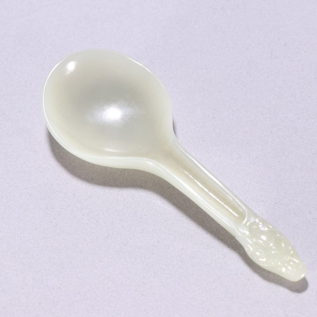A fine Qing Dynasty Hetian jade spoon: Qing Dynasty Hetian Jade Spoon SIZE: L:10.8cm W:3.9cm W:26.6g (The Dimensions Of All Batches Are Manually Measured.If You Need More Detailed Information, Please Contact Our Customer Service Before Bid