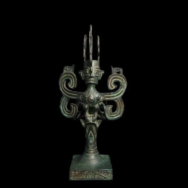 A fine Shang dynasty bronze statue of the Flying Man at Sanxingdui: Shang Dynasty bronze Sanxingdui flying deity statue SIZE: H:29cm L:15cm W:15cm W:1270g (The Dimensions Of All Batches Are Manually Measured.If You Need More Detailed Information, Please Contact Our Cu