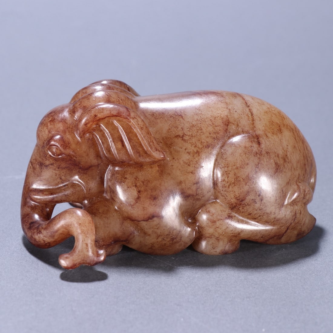 A fine Han Dynasty Hetian jade elephant: Han dynasty Hetian jade elephant SIZE: H:4.4cm W:8.9cm W:290g (The Dimensions Of All Batches Are Manually Measured.If You Need More Detailed Information, Please Contact Our Customer Service Before Bid