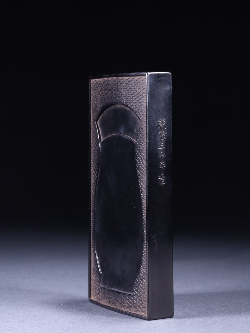 A beautiful Qing Dynasty oil smoke ink from old Huizhou: Qing Dynasty oil-soot ink old Huizhou ink SIZE: L:1392cmW:6.6cmW:1.6cmW:196g (The Dimensions Of All Batches Are Manually Measured.If You Need More Detailed Information, Please Contact Our Customer Ser