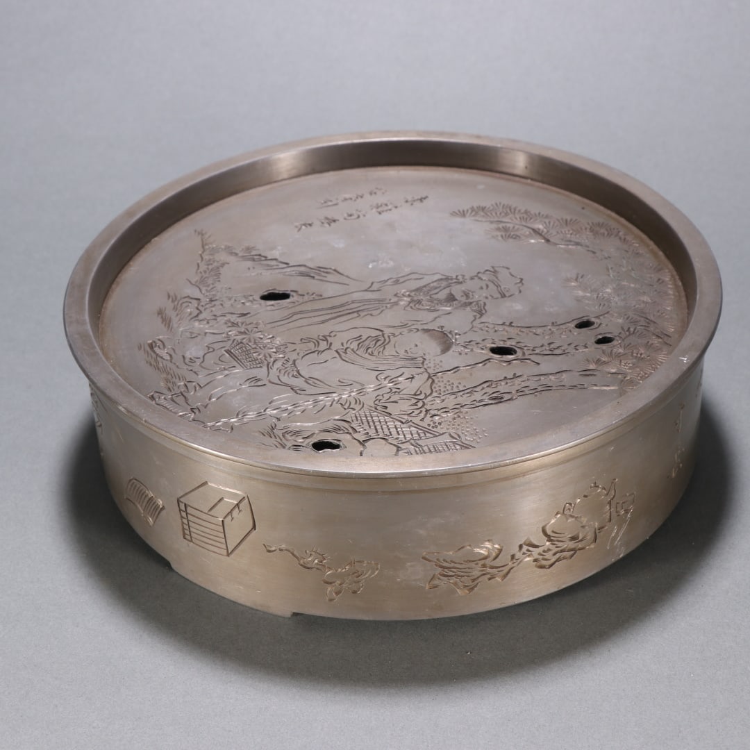 A fine Qing Dynasty Ku'an inscription tin-engraved "East Li Chrysanthemum as a Friend" teapot holder: Qing Dynasty Ku'an inscription, tin-carved 'East fence chrysanthemum as a friend' teapot holder SIZE: H:6cm W:20cm W:1852.6g (The Dimensions Of All Batches Are Manually Measured.If You Need More Detai