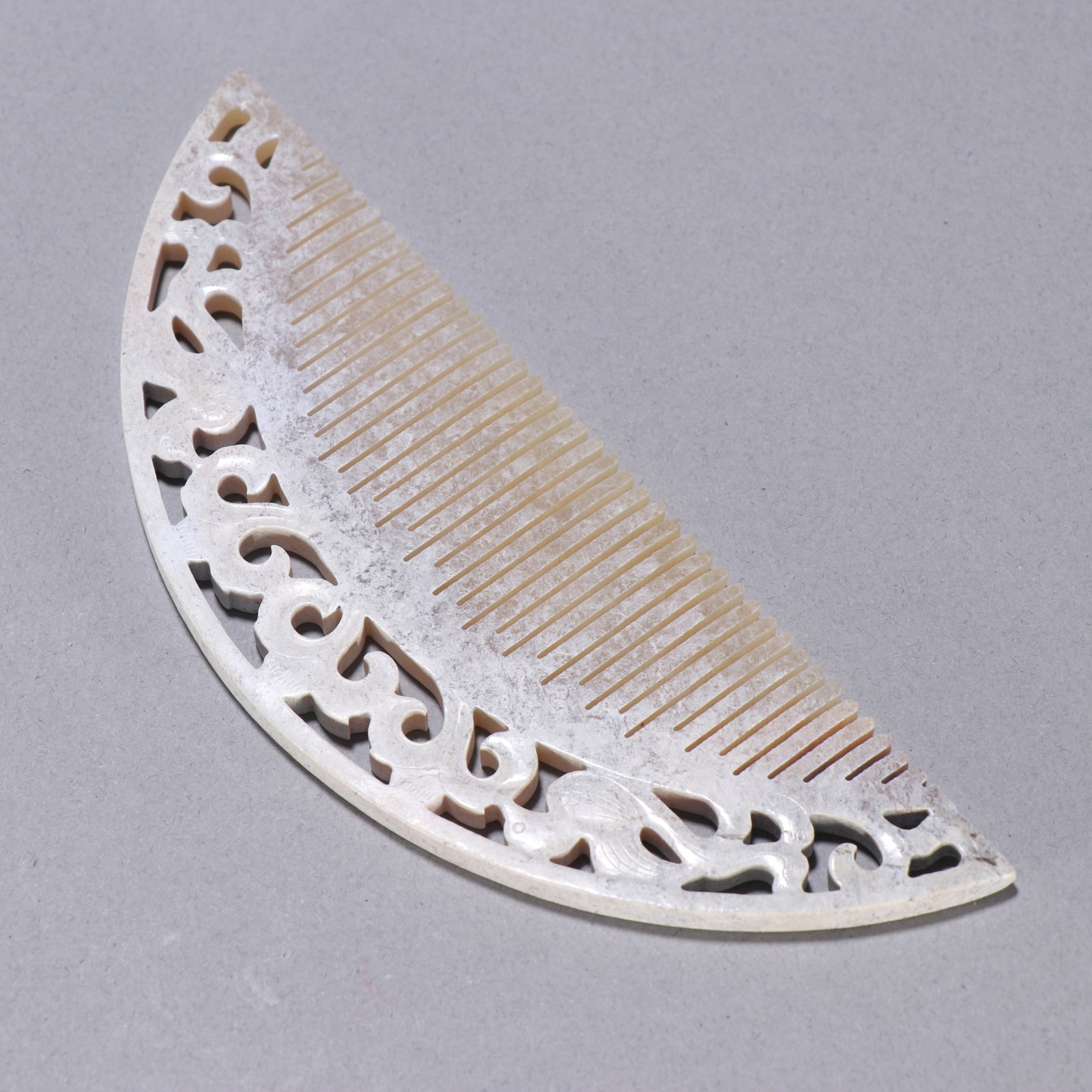A beautiful Han Dynasty ancient jade comb with double bird patterns: Han dynasty ancient jade comb with twin bird patterns SIZE: W:4.6x12.5cm W:36.5g (The Dimensions Of All Batches Are Manually Measured.If You Need More Detailed Information, Please Contact Our Customer
