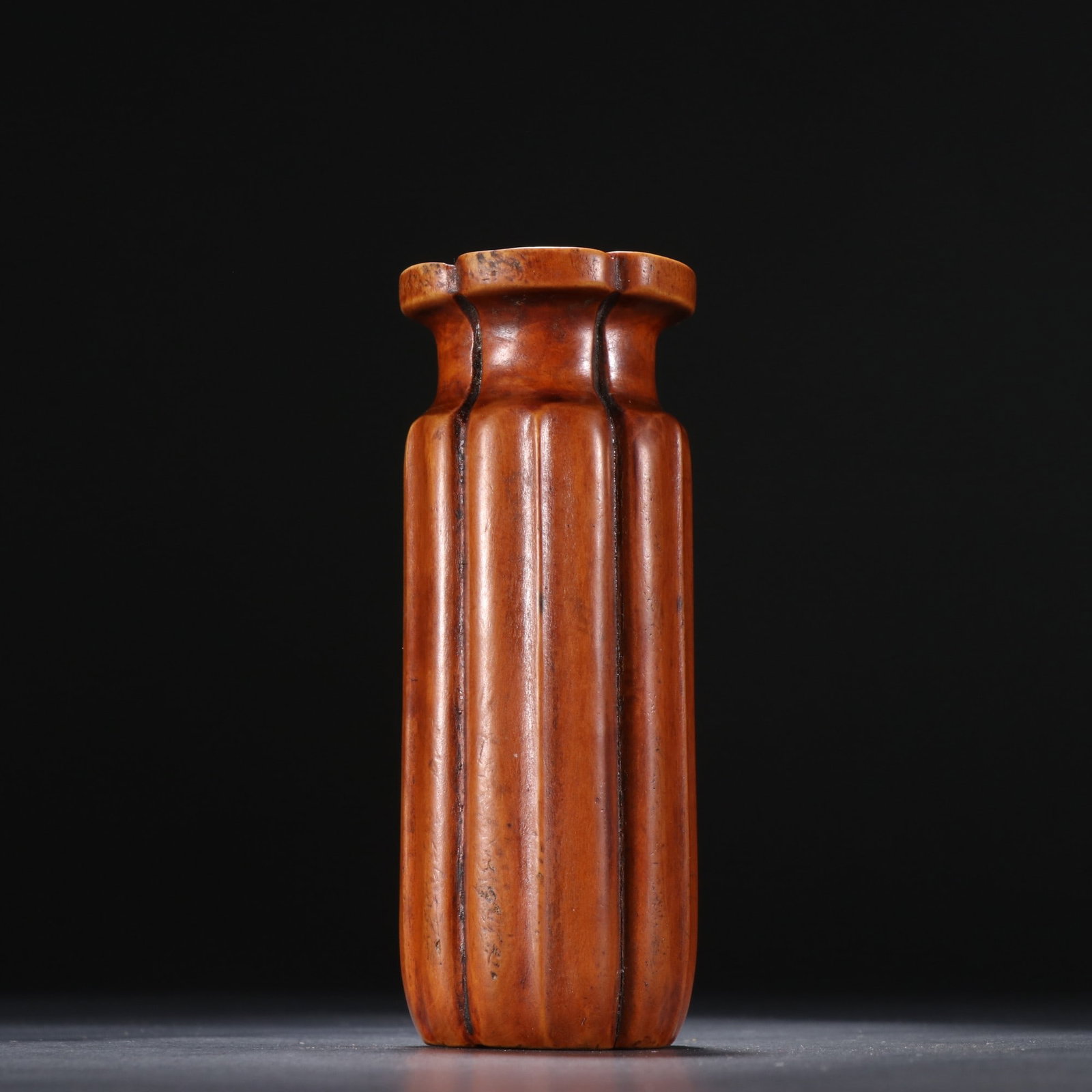 A fine Qing Dynasty boxwood striped floral mouth vase: Qing Dynasty boxwood striped flower-rimmed small bottle SIZE: H:10.5cm W:3.87cm W:97g (The Dimensions Of All Batches Are Manually Measured.If You Need More Detailed Information, Please Contact Our Cus