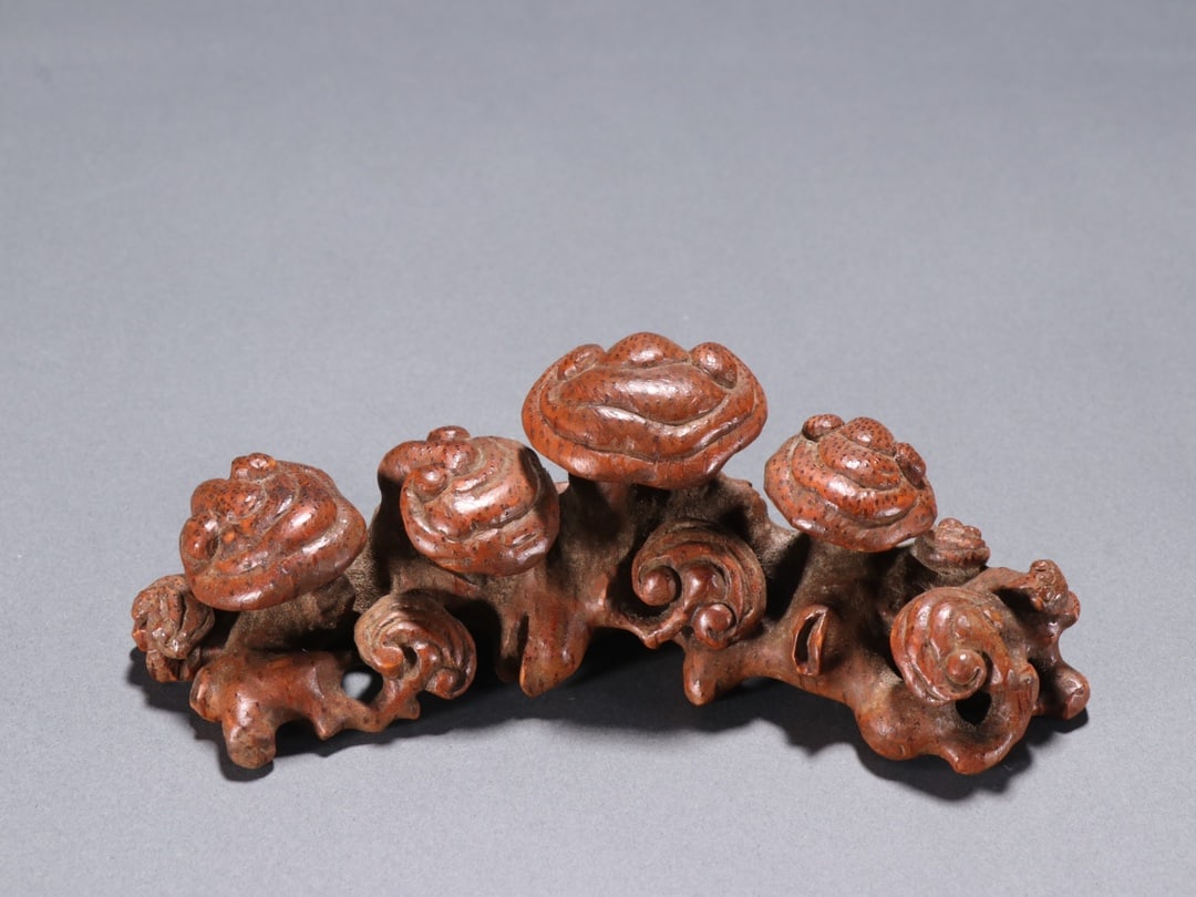 A beautiful Qing Dynasty bamboo reishi mushroom ruyi ornament: Qing Dynasty Bamboo Ganoderma Ruyi Ornament SIZE: H:5.1cm L:14.3cm W:55.8g (The Dimensions Of All Batches Are Manually Measured.If You Need More Detailed Information, Please Contact Our Customer Servi
