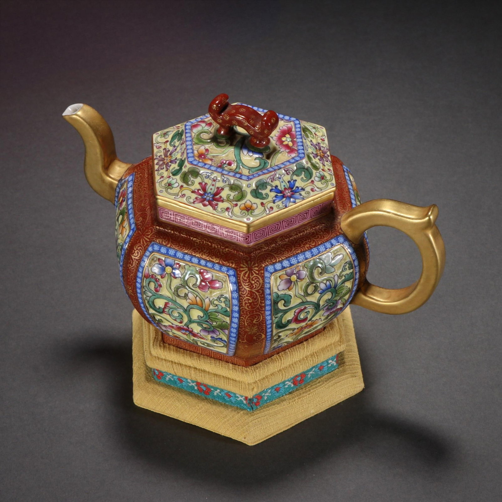 A beautiful Qing Dynasty red-glazed pot with gilded enamel floral patterns: A Qing dynasty red-glazed pot with gold-painted enamel floral patterns SIZE: H:10.5cmW:17cm (The Dimensions Of All Batches Are Manually Measured.If You Need More Detailed Information, Please Contact O