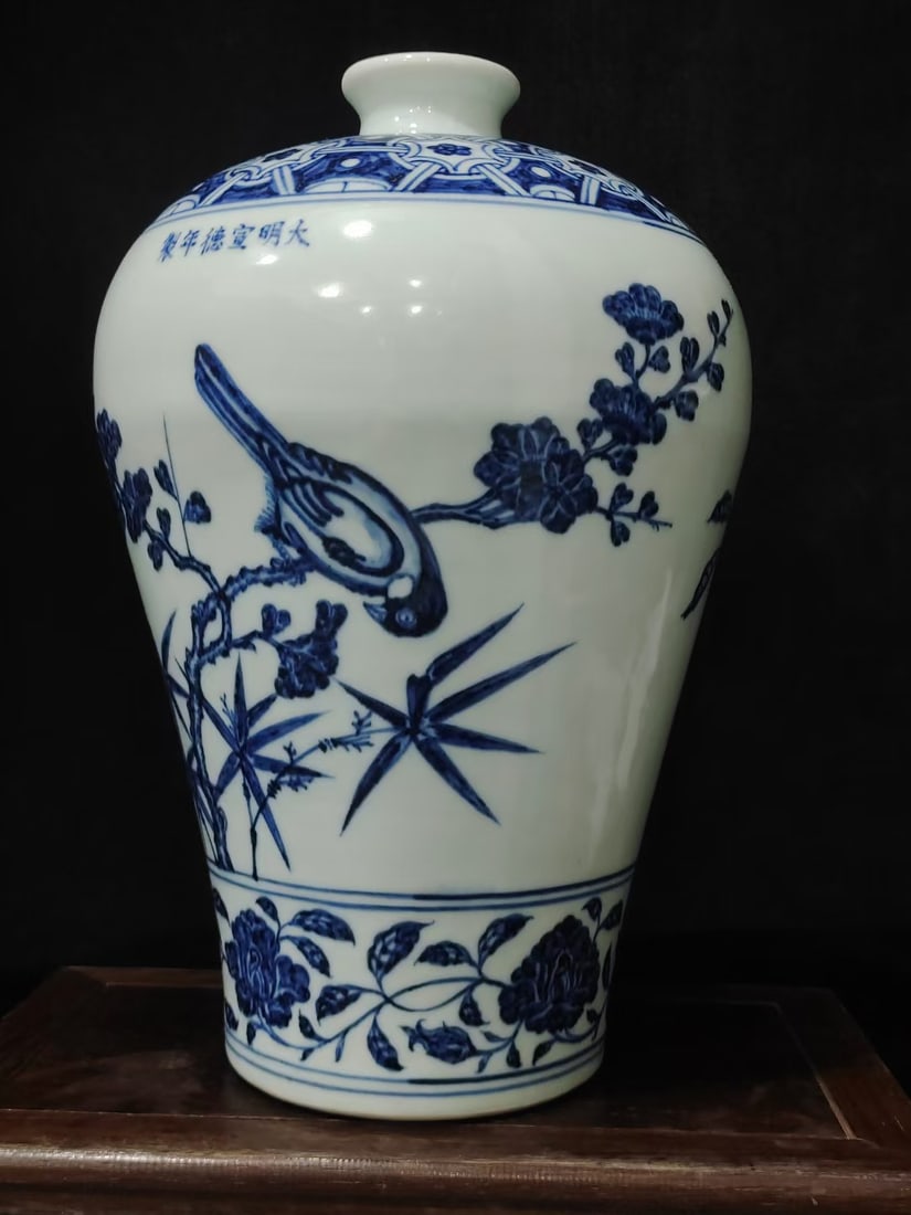 A beautiful blue-and-white plum vase made during the Xuande period of the Ming Dynasty, Xi Shang's: A blue-and-white plum vase made during the Xuande period of the Ming Dynasty SIZE: H:30cm :W:20cm D:5cm (The Dimensions Of All Batches Are Manually Measured.If You Need More Detailed Information, Plea