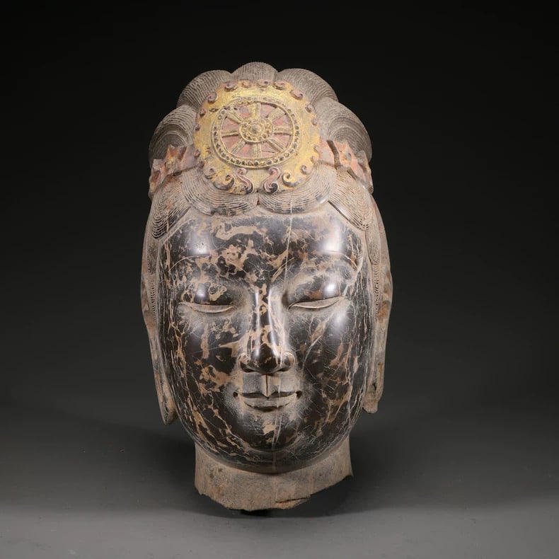 A fine Tang dynasty bluestone Buddha head painted with gold paint: Tang dynasty bluestone Buddha head painted with gold SIZE: H:32cm L:19.5cm W:18.5cm W:17452g (The Dimensions Of All Batches Are Manually Measured.If You Need More Detailed Information, Please Contact 