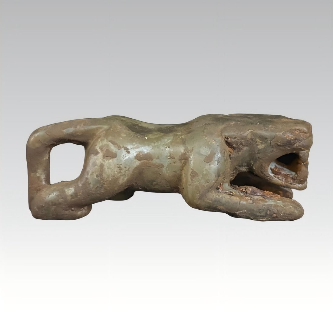 A fine Han Dynasty Hetian jade tiger: Yu Yuhu of Hetian in the Han dynasty SIZE: 7.0x2.6x2.5cm W:53g (The Dimensions Of All Batches Are Manually Measured.If You Need More Detailed Information, Please Contact Our Customer Service Before Bi