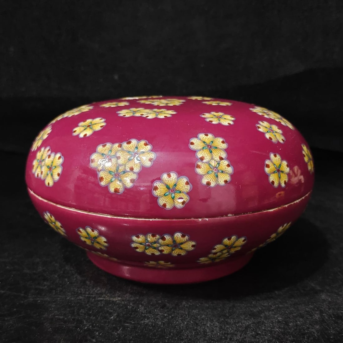 A beautiful Qing Dynasty rouge-red rouge box (1 of 9)