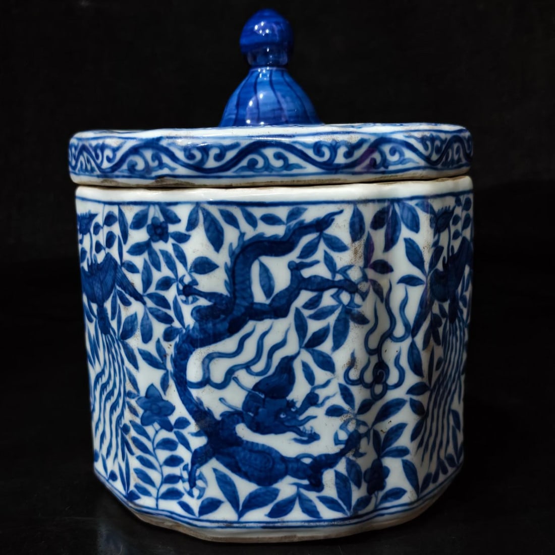 A beautiful Ming Dynasty Wanli period blue-and-white hexagonal hexagonal lid box with dragon and (1 of 9)