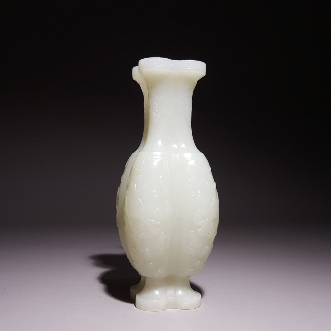 A beautiful Qing Dynasty Hetian jade vase (1 of 9)