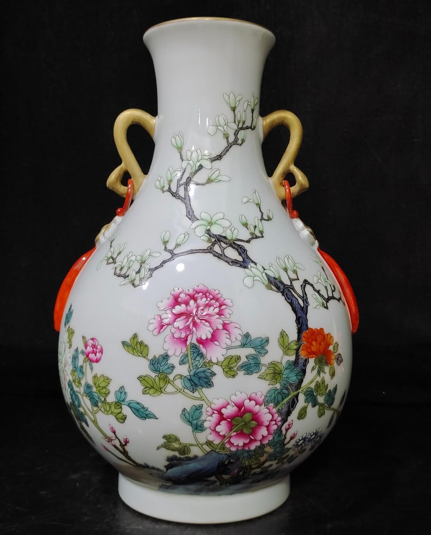 A beautiful Qing Dynasty famille rose vase: Qing Dynasty famille rose vase SIZE: H:32cm W:20cm (The Dimensions Of All Batches Are Manually Measured.If You Need More Detailed Information, Please Contact Our Customer Service Before Bidding.)