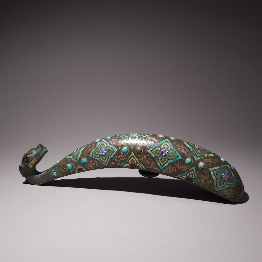 A fine Han dynasty bronze inlaid with gold and silver inlaid turquoise dragon hook: Han dynasty bronze inlaid with gold and silver inlaid turquoise dragon hooks SIZE: 26x4.5x7cm W:783g (The Dimensions Of All Batches Are Manually Measured.If You Need More Detailed Information, Please 